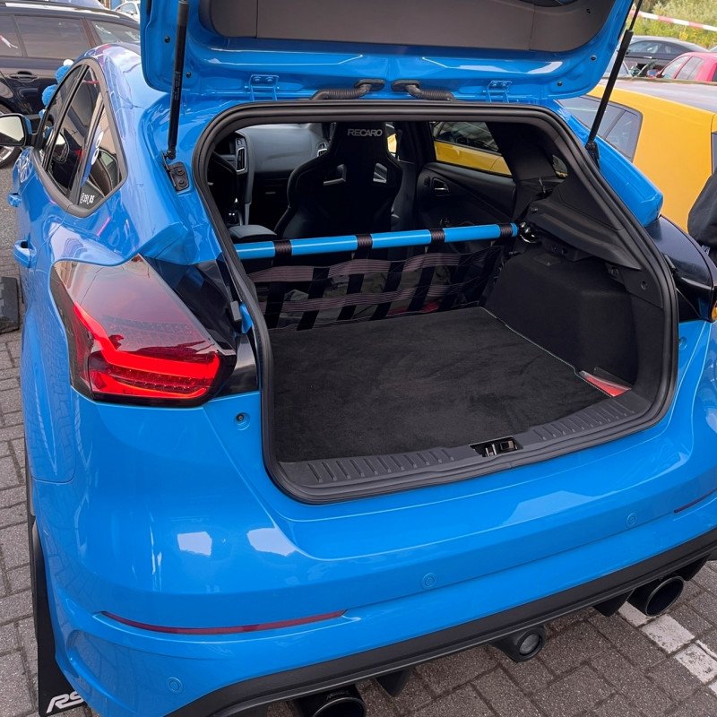 Clubsport Komplettset - Strebe mit Netz und Teppich für Ford Focus RS MK3